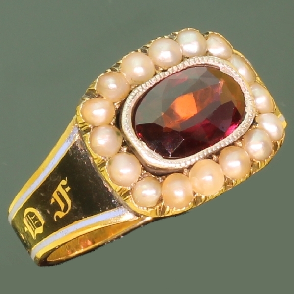 Gold Georgian antique mourning ring or memory ring from the antique jewelry collection of www.adin.be